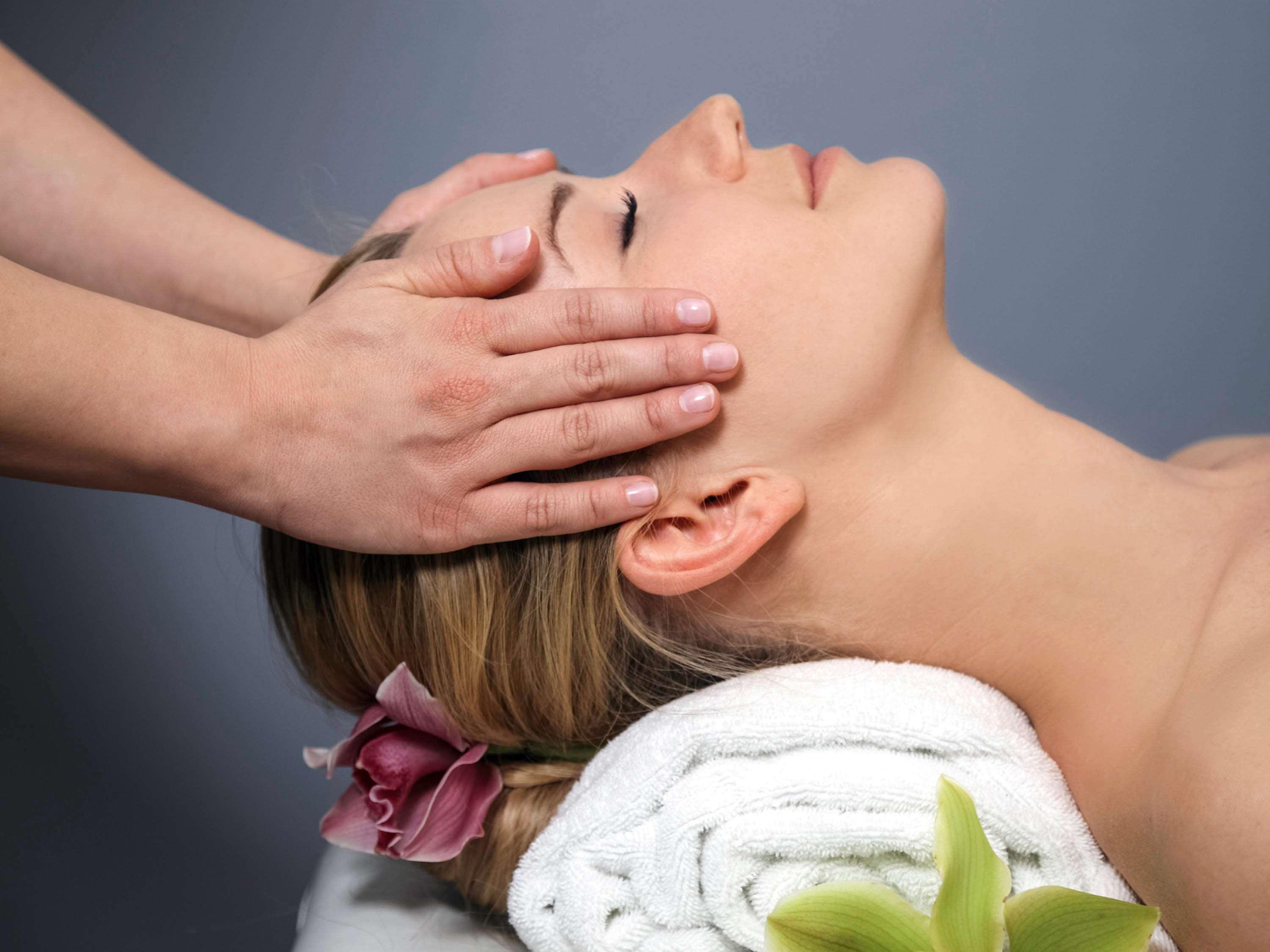 Sofitel Grand Sopot Otel Dış mekan fotoğraf A woman receiving a head massage