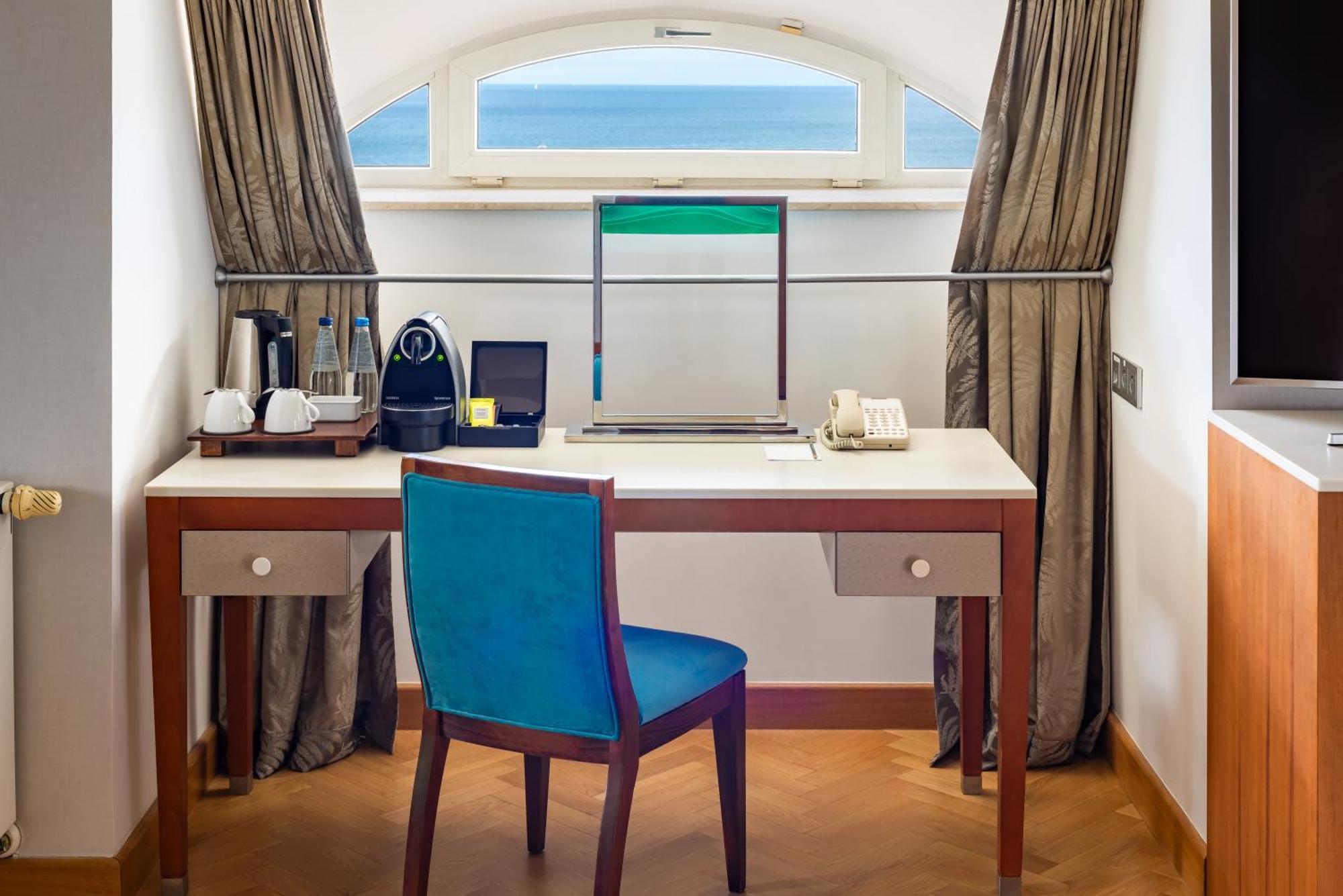 Sofitel Grand Sopot Otel Dış mekan fotoğraf A work desk in a hotel room