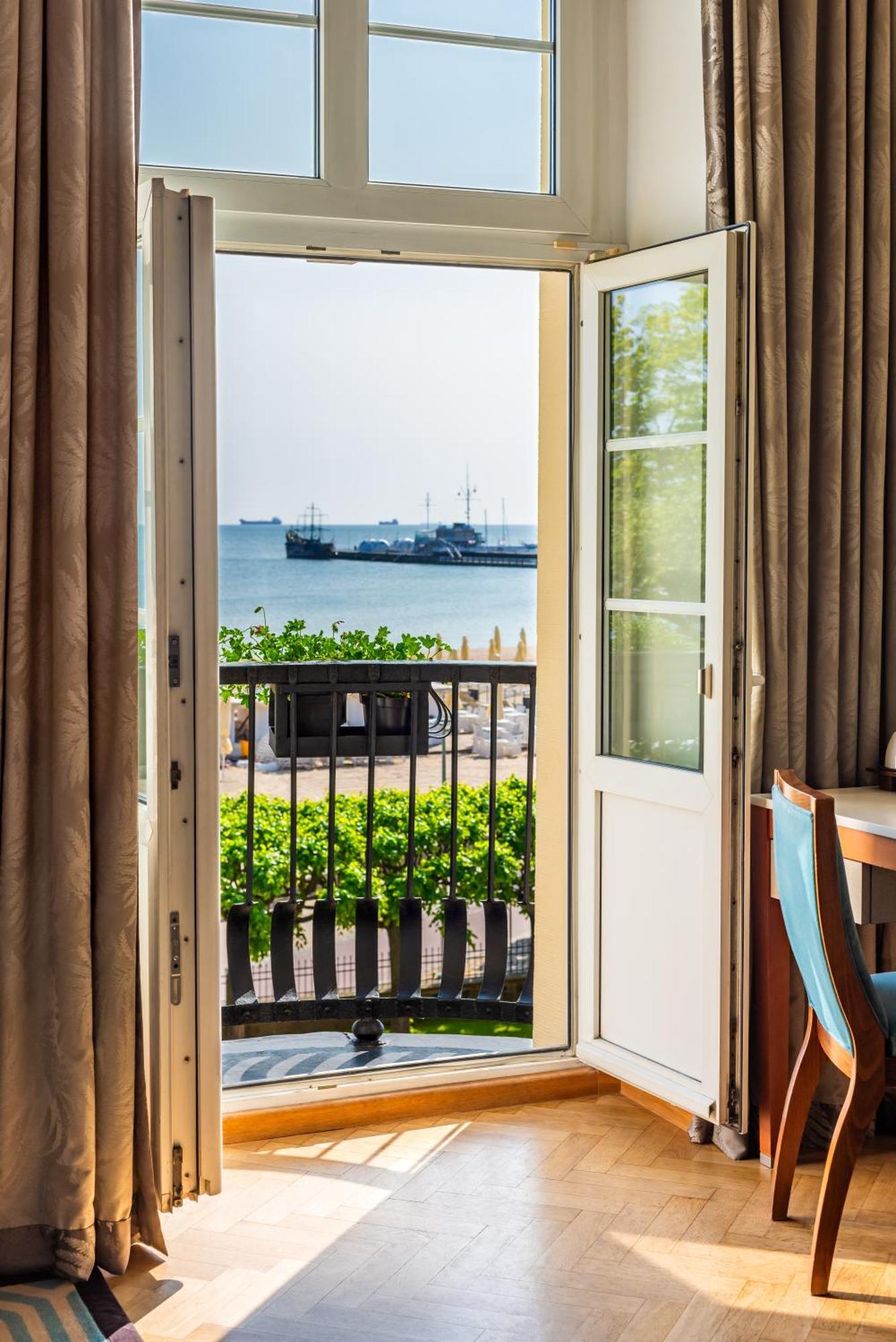 Sofitel Grand Sopot Otel Dış mekan fotoğraf A view of the sea from a hotel room