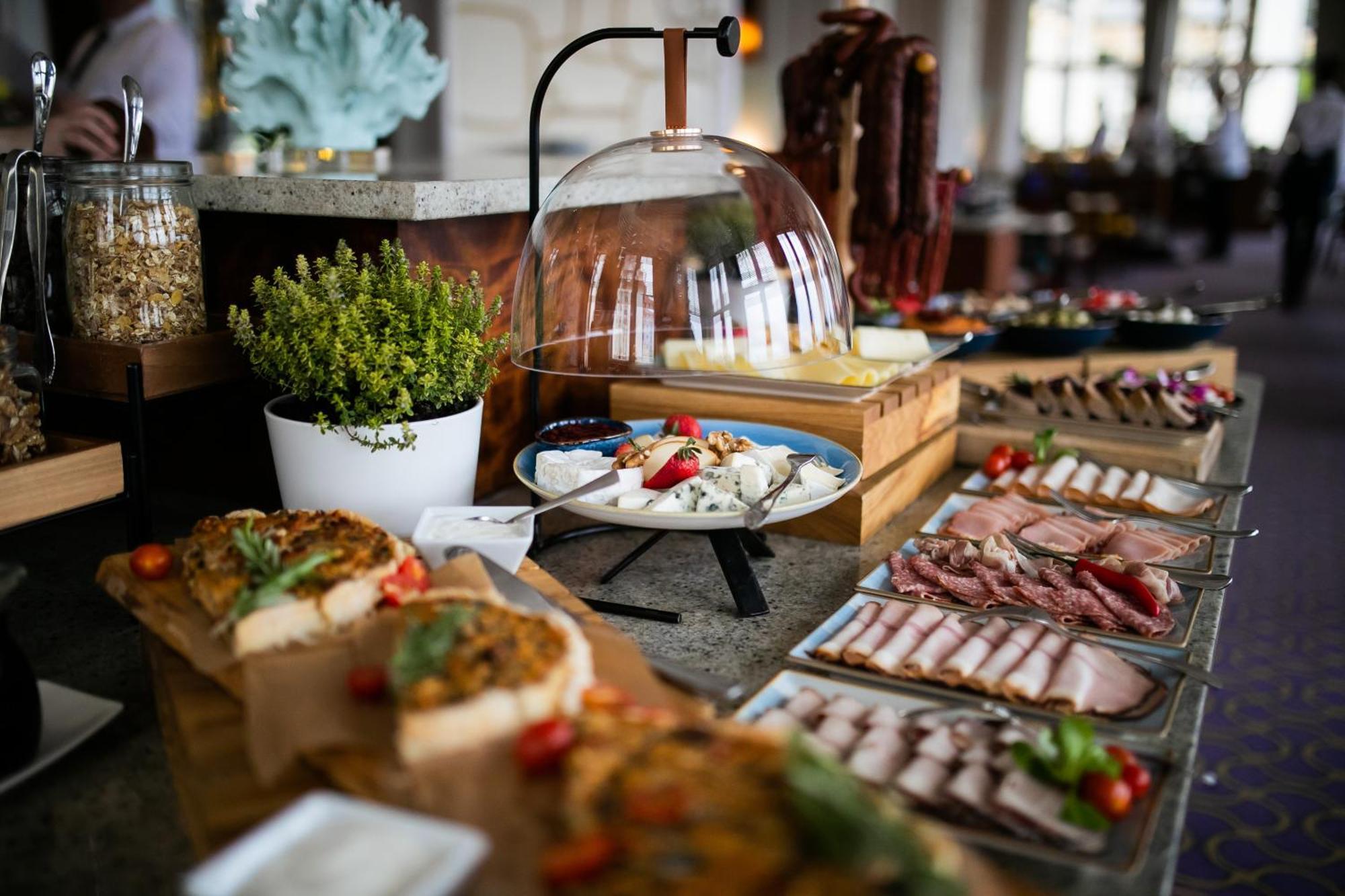 Sofitel Grand Sopot Otel Dış mekan fotoğraf A buffet at a hotel